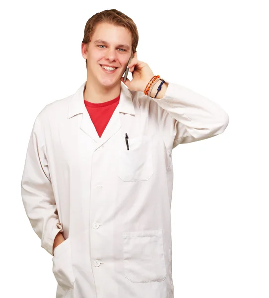 Портрет молодого ученого, разговаривающего по мобильному телефону на белом фоне — стоковое фото