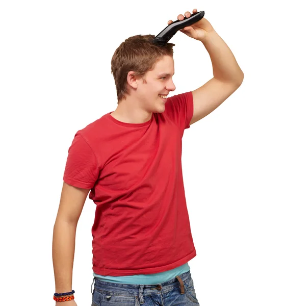 Portrait de jeune homme coupant ses cheveux sur fond blanc — Photo