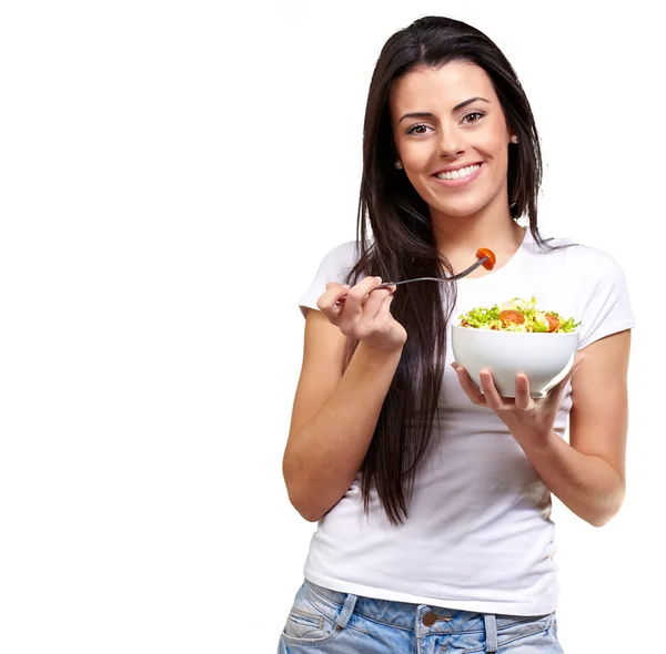Eszik saláta ellen egy fehér háttér mintázata egészséges nő portréja — Stock Fotó