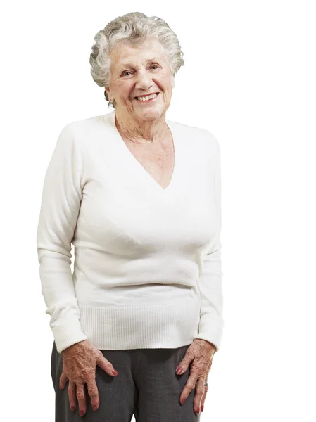 Красива старша жінка посміхається на білому тлі — стокове фото