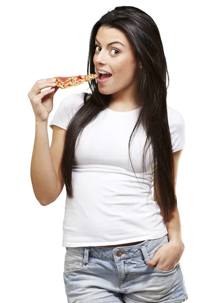 Женщина ест пиццу — стоковое фото