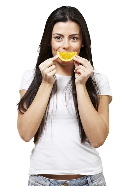 Жінка з помаранчевою посмішкою — стокове фото