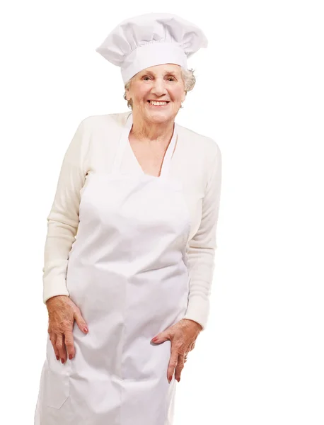 Портрет кухарки старшої жінки, яка посміхається на білому тлі — стокове фото