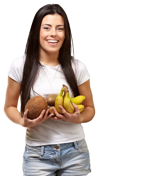 Портрет молодої жінки, що тримає тропічні фрукти на тлі білого — стокове фото