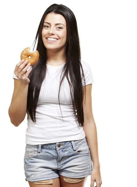 Frau hält Donut in der Hand — Stockfoto