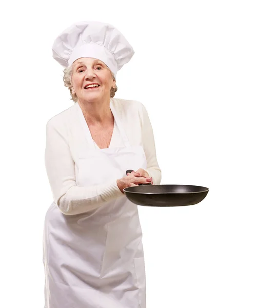 Portréja egy barátságos cook vezető nő gazdaság pan felett fehér — Stock Fotó