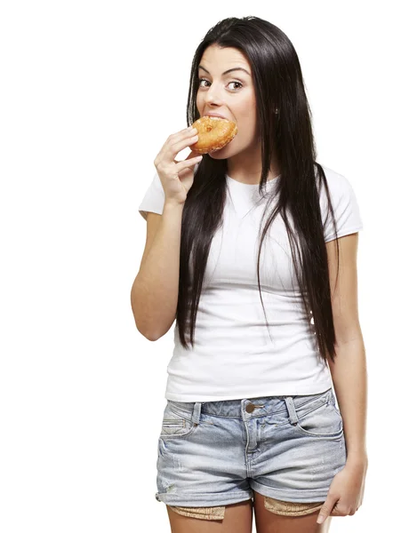 Mulher comendo um donut — Fotografia de Stock
