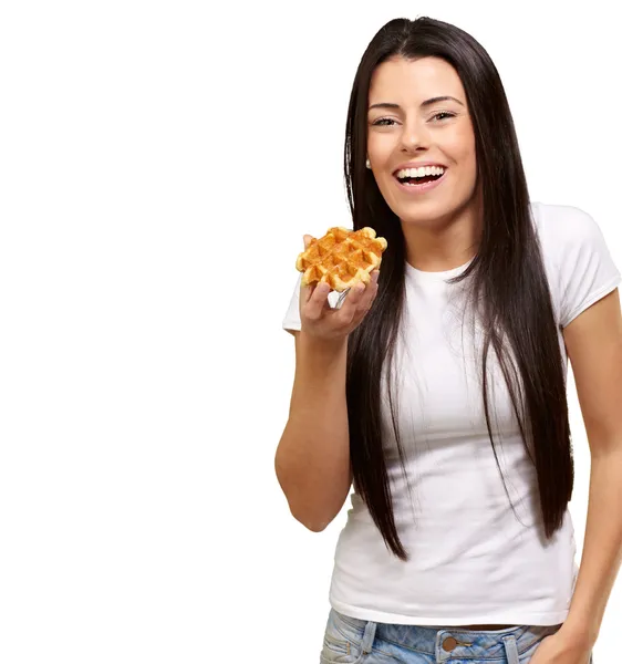 Waffle beyaz arka plan üzerinde tutan genç kadın portresi — Stockfoto