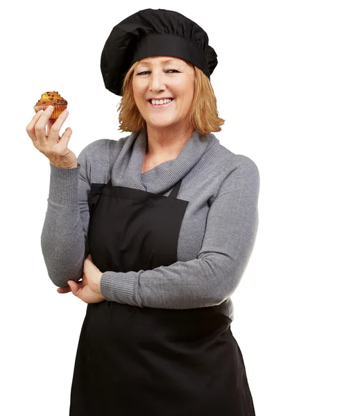 Portret van Midden leeftijd cook vrouw met een heerlijke zelfgemaakte — Stockfoto