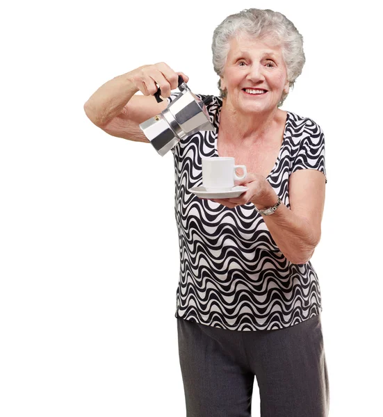 Porträt einer vitalen Seniorin, die eine Teetasse über Weiß serviert — Stockfoto