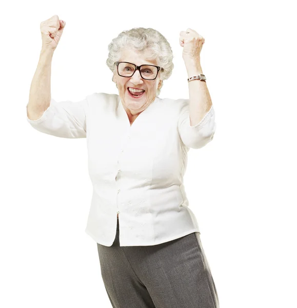 Retrato de uma mulher idosa alegre gesticulando vitória sobre o branco — Fotografia de Stock
