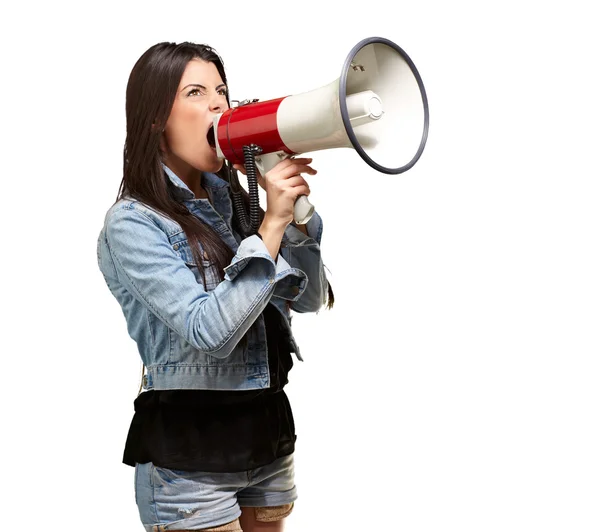 Портрет молодой женщины, кричащей с мегафоном против белого — стоковое фото