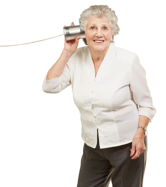 Portrét starší ženy projednání s kovovou plechovka bílé b — Stock fotografie