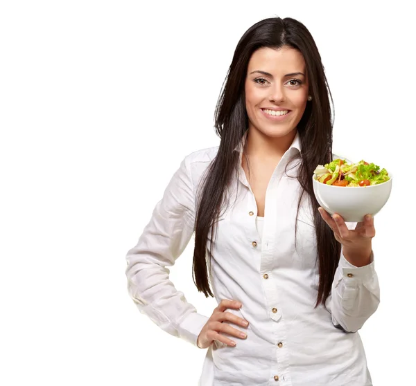 Портрет молодой женщины, держащей салат над белым — стоковое фото