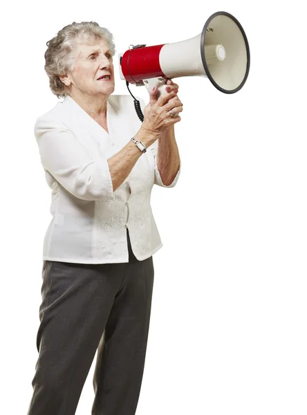 Портрет пожилой женщины, держащей мегафон на белом фоне — стоковое фото