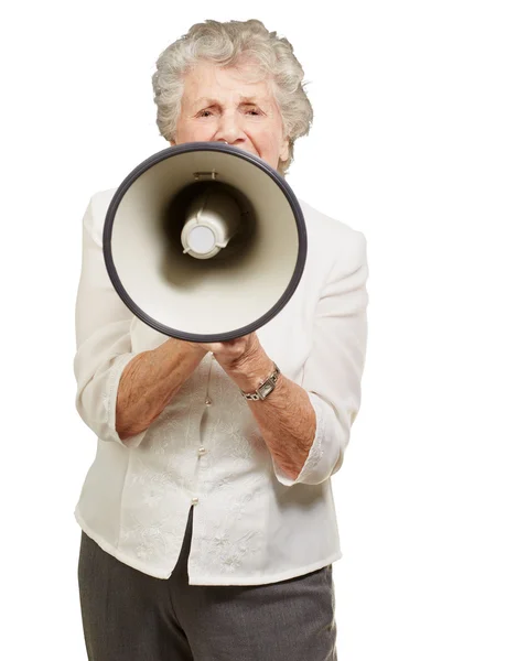 Портрет пожилой женщины, кричащей с мегафоном над белым пляжем — стоковое фото