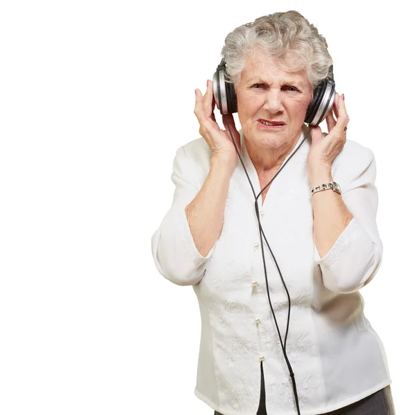 Retrato de mujer mayor escuchando música sobre fondo blanco — Foto de Stock