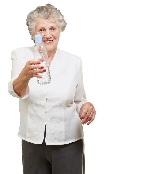 Портрет здоровой пожилой женщины с бутылкой воды над головой — стоковое фото