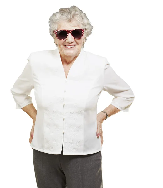 Retrato de mulher idosa de pé usando óculos de sol sobre branco — Fotografia de Stock