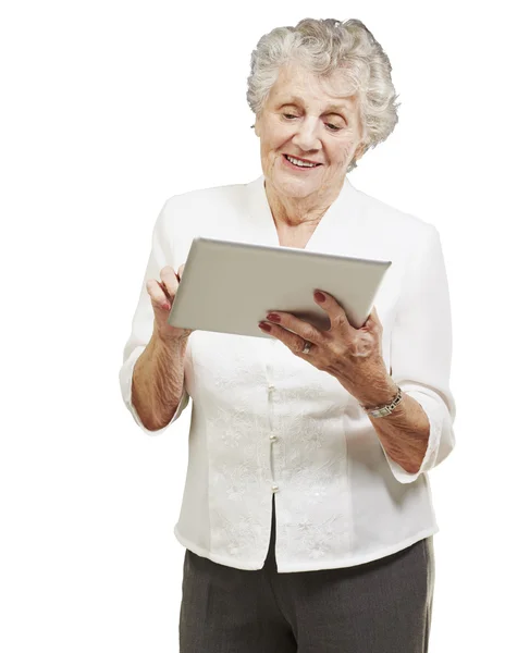Retrato de mujer mayor tocando la tableta digital sobre la espalda blanca —  Fotos de Stock
