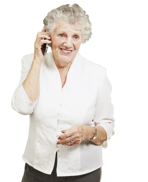白い背景の上の携帯電話で話している年配の女性の肖像画 — ストック写真