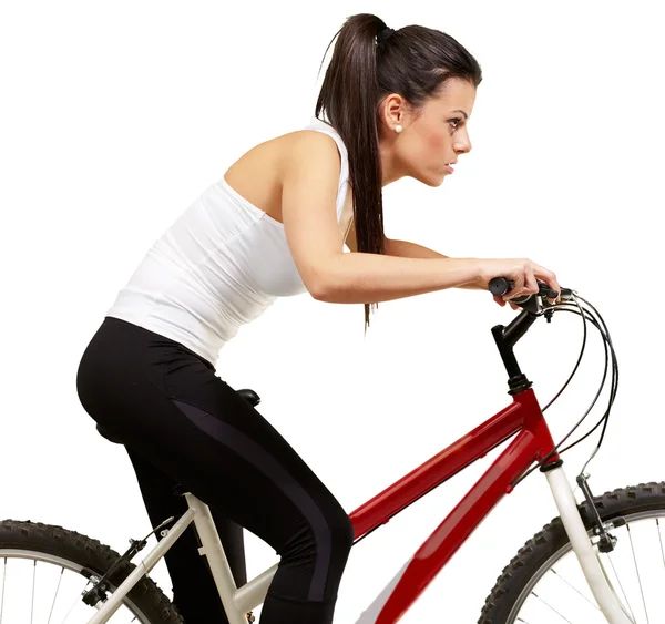 Молодая спортивная девушка на велосипеде на белом фоне — стоковое фото