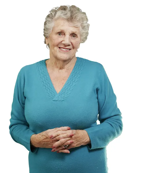 Porträt einer Seniorin, die vor weißem Hintergrund steht — Stockfoto
