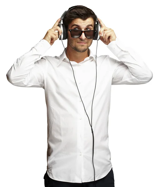 Ritratto di giovane uomo che ascolta musica usando cuffie sopra w — Foto Stock