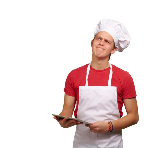 Ritratto di giovane cuoco che tiene in mano un tablet digitale e pensa — Foto Stock