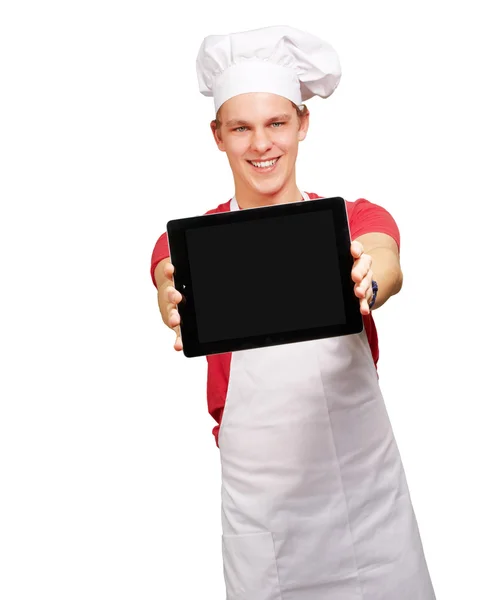 Portrait de jeune cuisinier montrant une tablette numérique sur blanc b — Photo