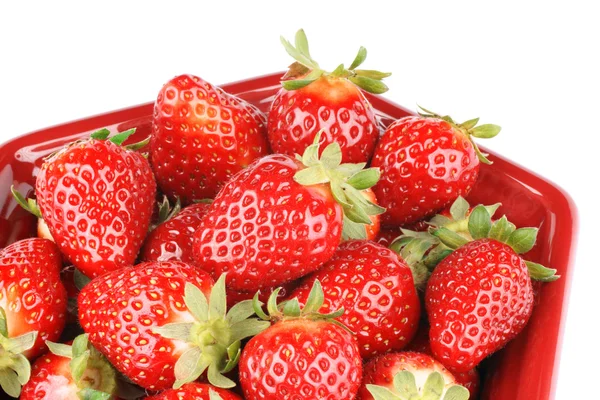 Erdbeeren in einer roten Schüssel — Stockfoto