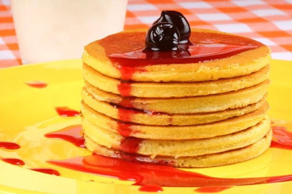 Pancakes with syrup and sour cherries — Stock Photo, Image