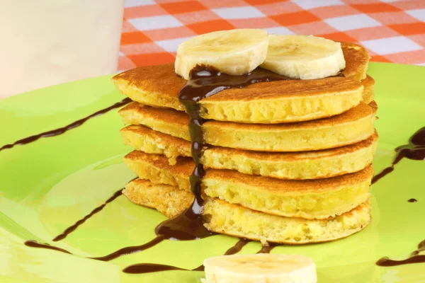 Herzförmige Pfannkuchen mit Schokoladensoße und Banane — Stockfoto