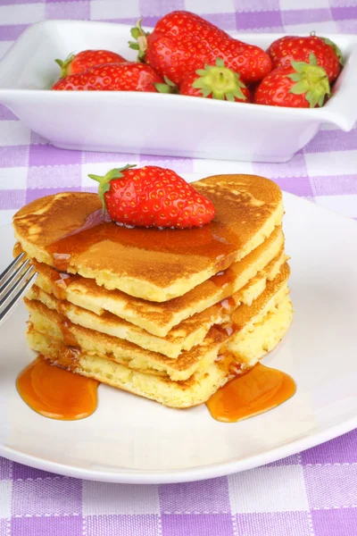 Stack of heart-shaped pancakes with syrup and strawberry — Stock Photo, Image
