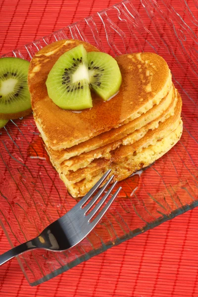 Stapel herzförmiger Pfannkuchen mit Sirup und Kiwi-Früchten — Stockfoto