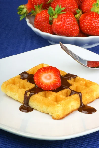 Waffle com chocolate e morango — Fotografia de Stock