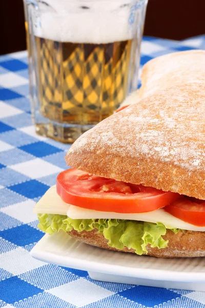 Итальянский сэндвич и пиво — стоковое фото