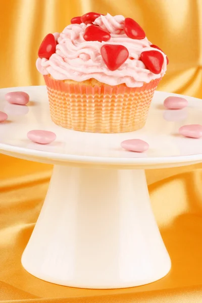Cupcake di San Valentino su uno stand di torta — Foto Stock