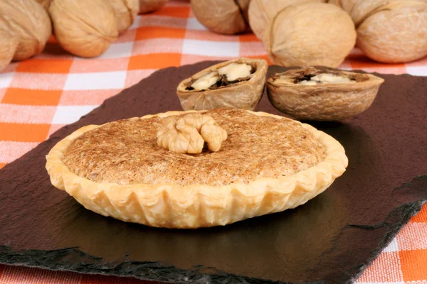 Ореховые мини-пироги и фрукты — стоковое фото
