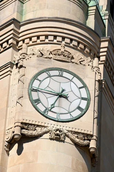 在渥太华加拿大中央邮政局的时钟 — 图库照片