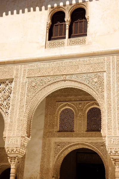 在阿罕布拉的 nasrid 宫殿的阿拉伯文雕刻 — 图库照片