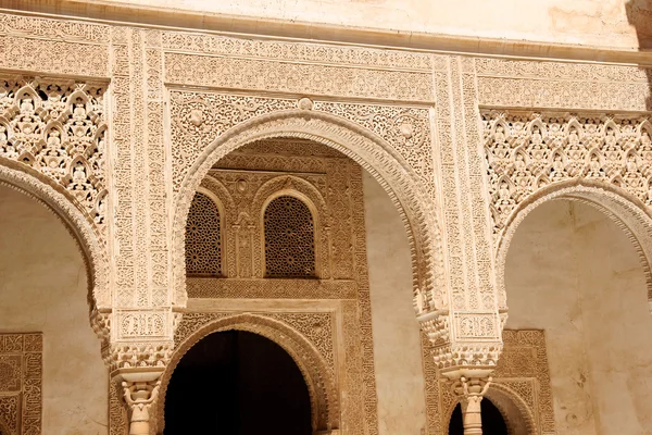 Arabische houtsnijwerk op nasrid paleizen in het alhambra — Stockfoto
