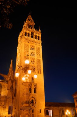 La giralda Kulesi ile gece