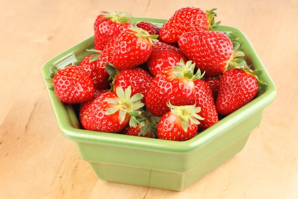 Erdbeeren in einer Schüssel — Stockfoto