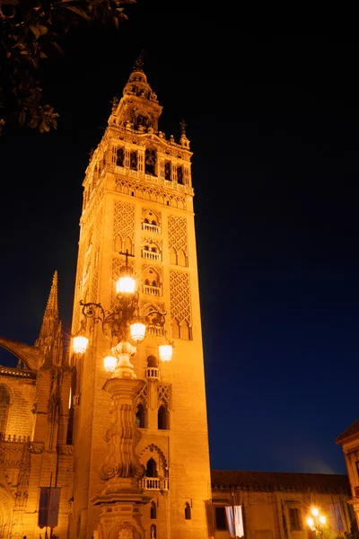 La giralda věž v noci — Stock fotografie