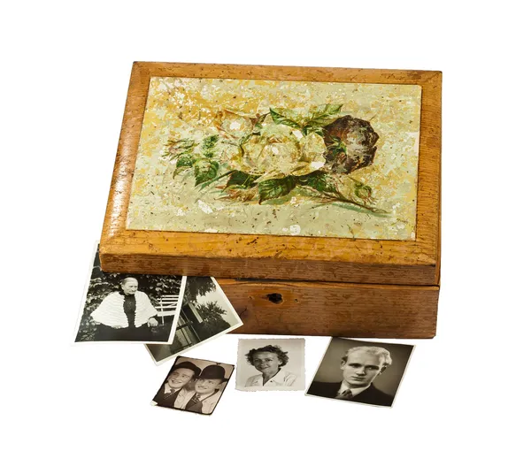 Caixa de madeira isolada velha com fotos — Fotografia de Stock