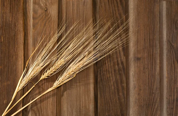 El trigo sobre el fondo de madera —  Fotos de Stock
