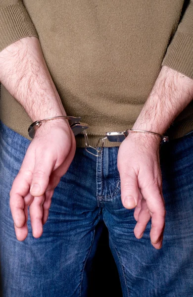 Руки в наручниках — стоковое фото