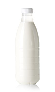 Beyaz arka plan üzerinde izole süt şişesi