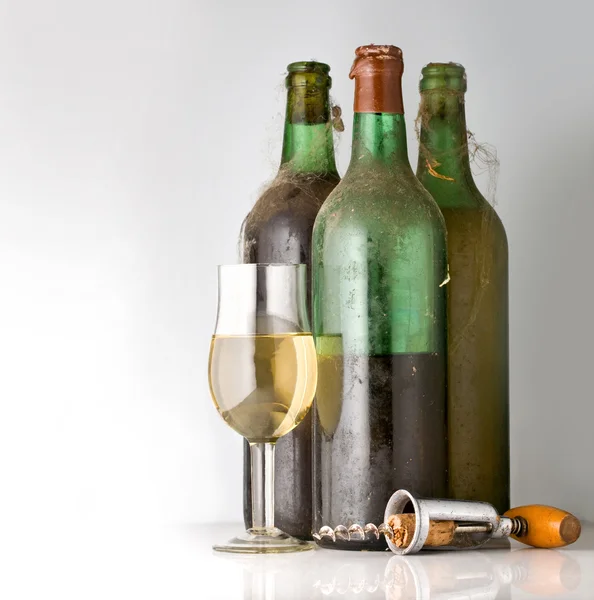 Tre vecchie bottiglie di vino — Foto Stock